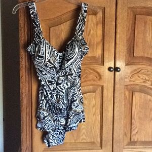 Women 1 piece bathing suit